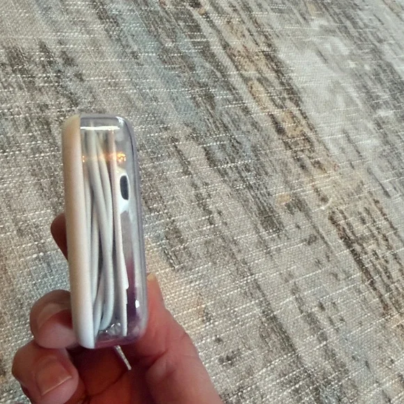 Apple Ear buds - Picture 3 of 3